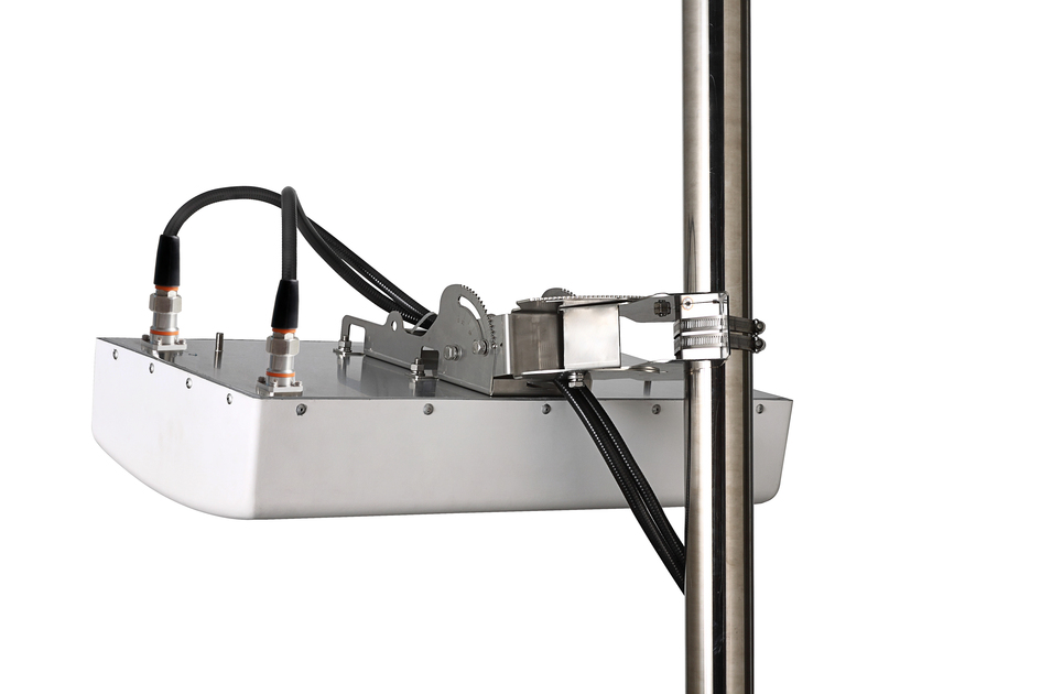 Boîtier métallique avec câbles, monté sur un poteau vertical.