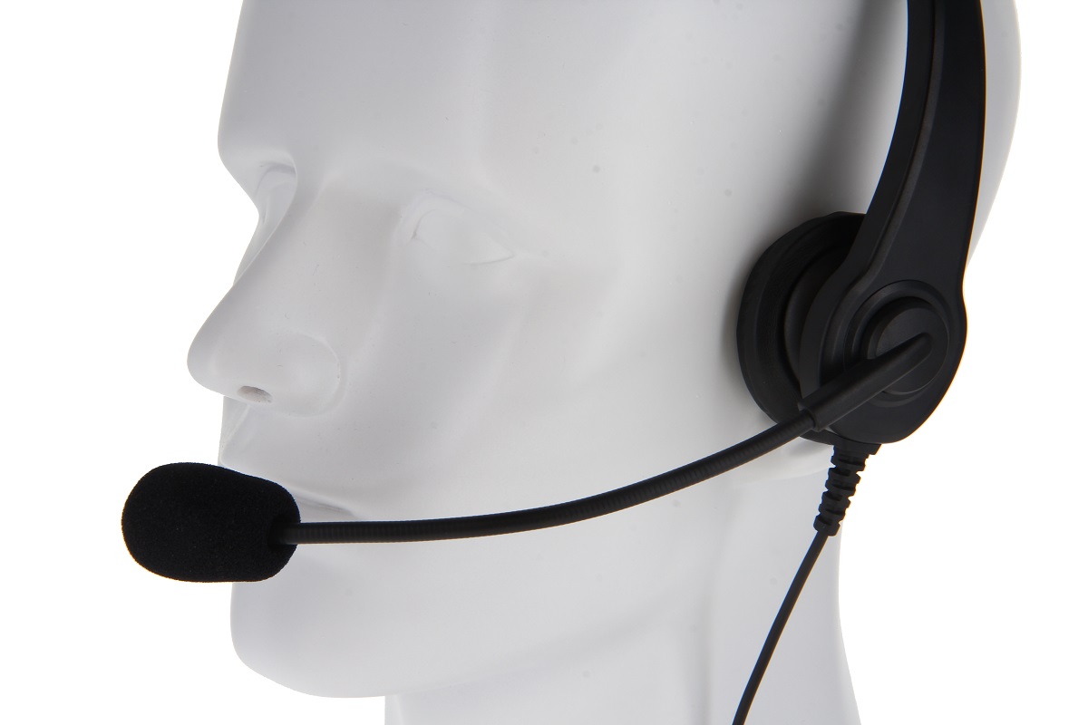 Mannequin avec casque noir et microphone.
