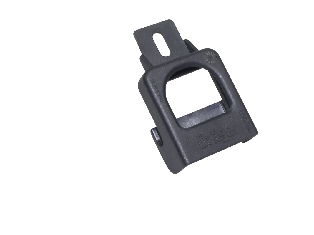 Pièce plastique noire avec ouverture rectangulaire et boucle en haut.