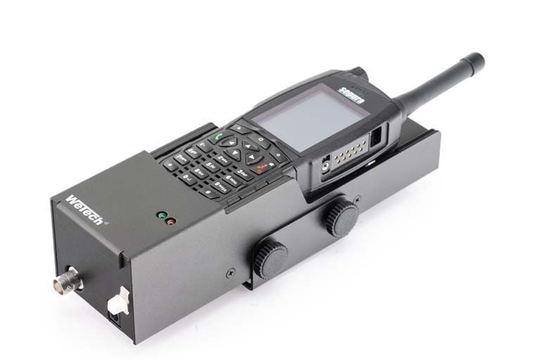 7000-00752361_wem_01.jpg Radio op oplaadstation met antenne en display.