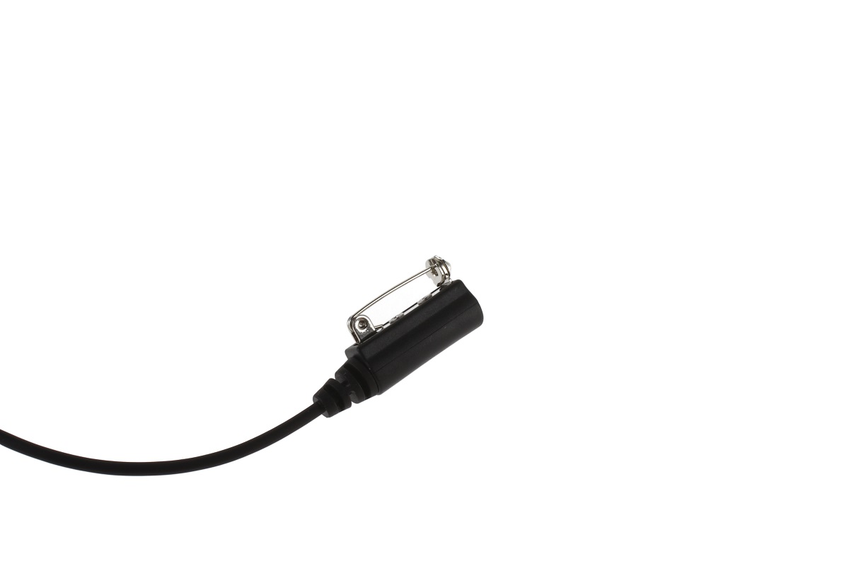 Zwart lavaliermicrofoon met clip op witte achtergrond.