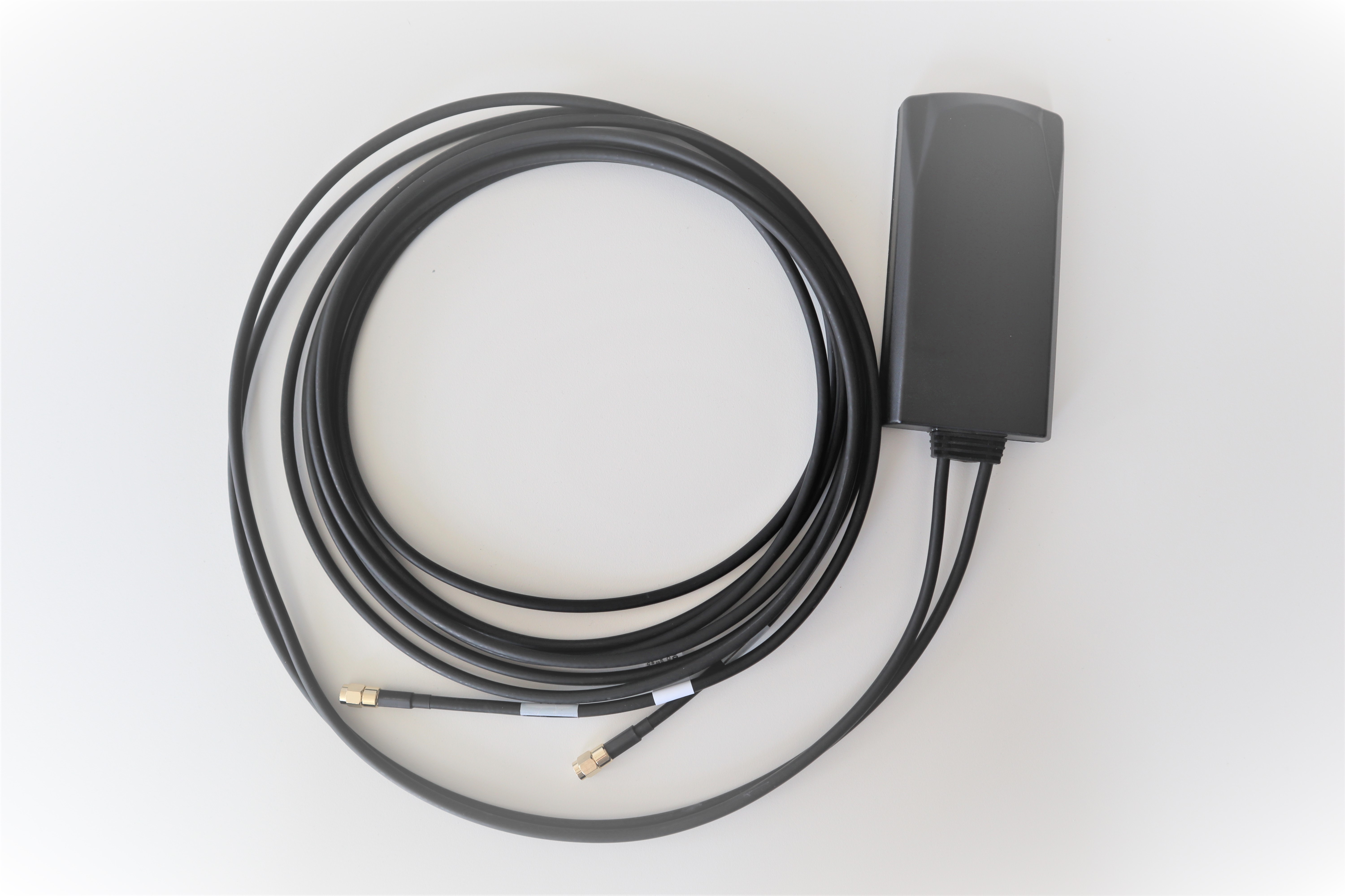 Zwarte antenne met lange kabel en twee aansluitingen.
