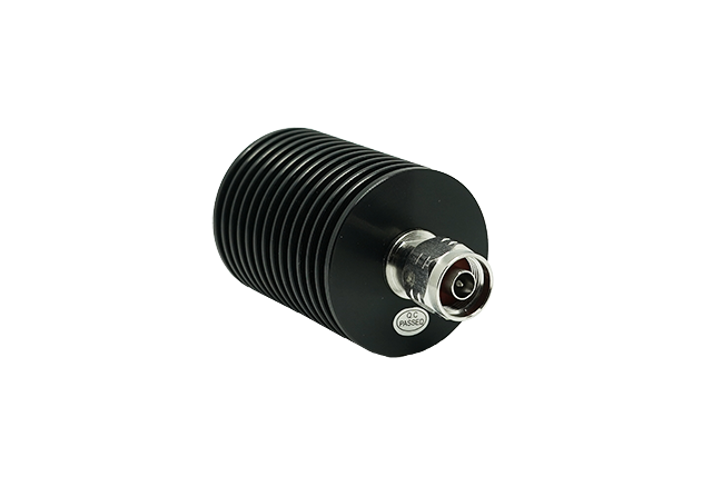 Dissipateur cylindrique avec connecteur métallique et rainures.