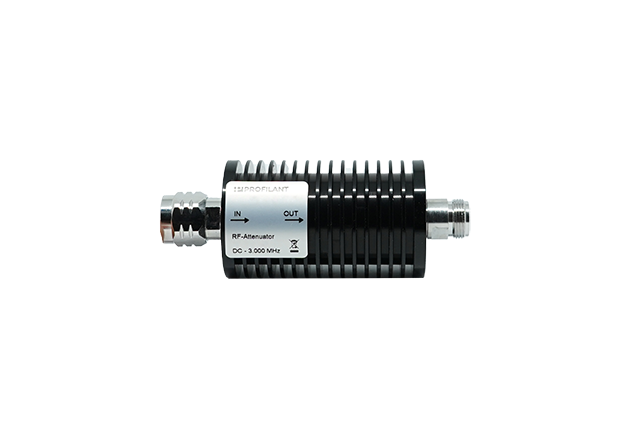 Zwarte geribbelde RF-verzwakker met connectors voor in- en uitvoer.