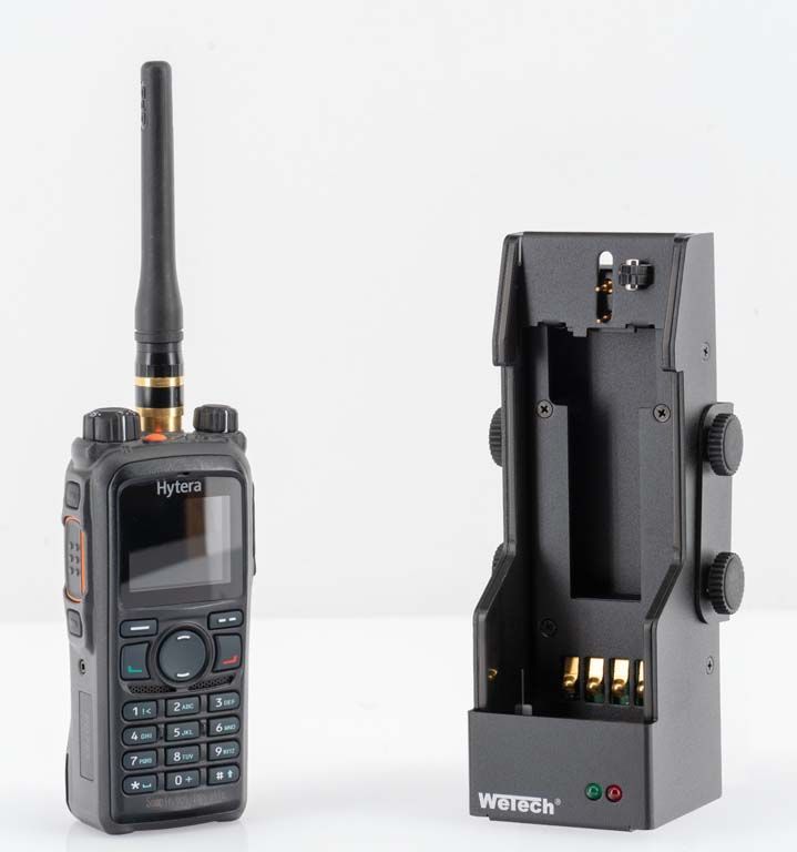 Radio met antenne naast lege oplader.