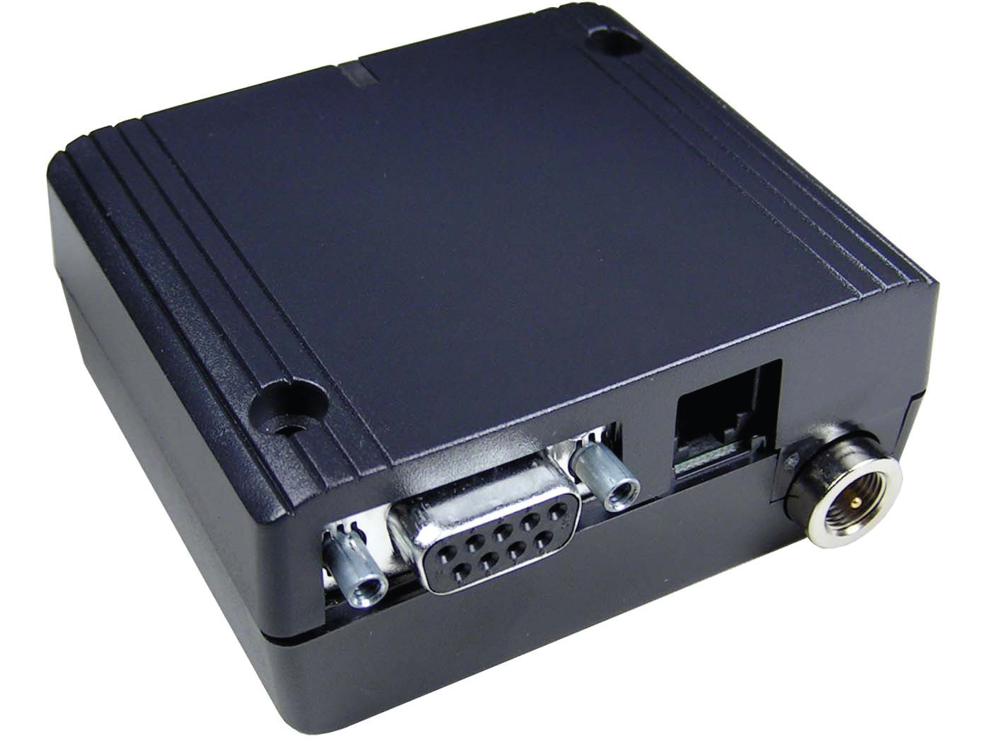 Boîtier noir avec plusieurs ports sur le côté.