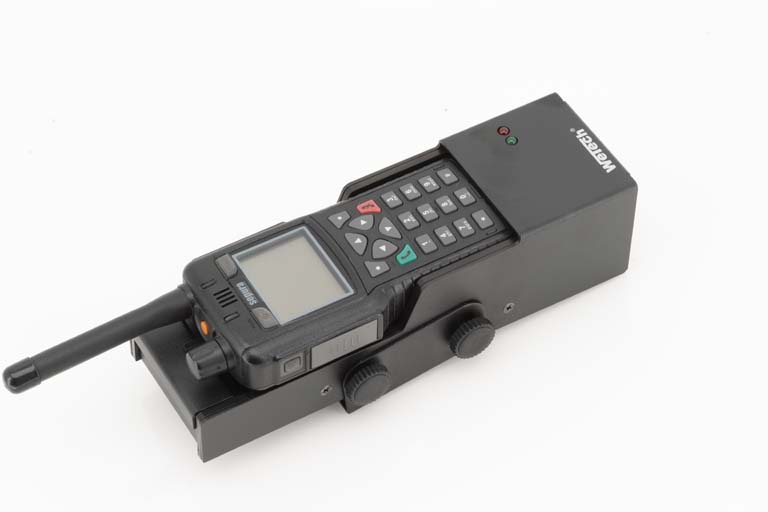 Draagbare radio met scherm, toetsenbord en antenne.