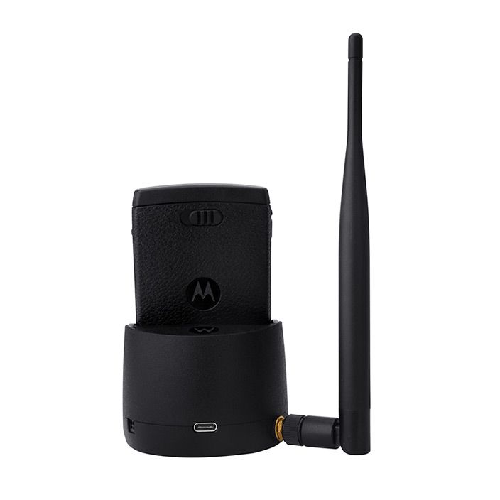 Radio in oplaadstation met lange antenne.