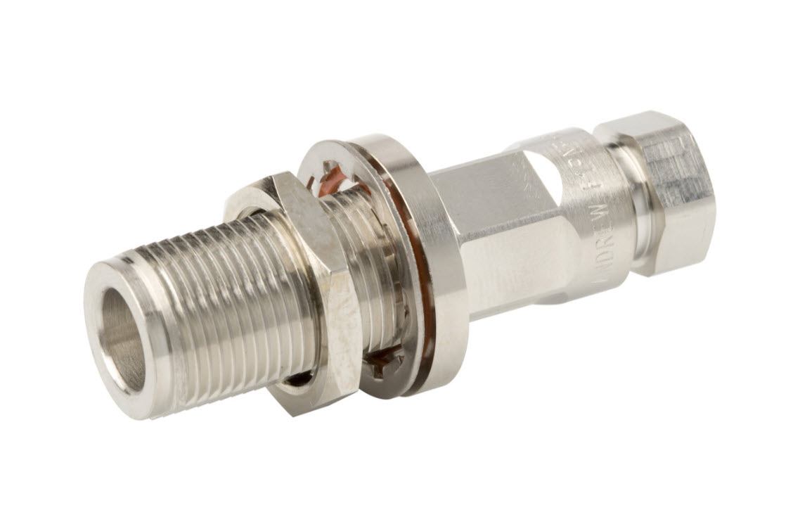 Metalen fitting met zeskantmoer, schroefdraad en afdichting.