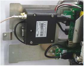 Elektronisch apparaat met kabels gemonteerd op een metalen plaat.