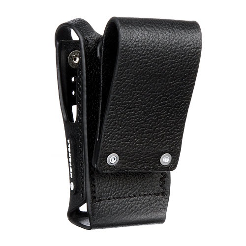 Étui de ceinture en cuir noir à deux rivets argentés.
