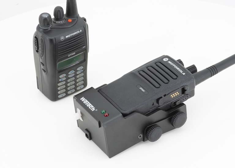 Radio naast oplader met Motorola-logo