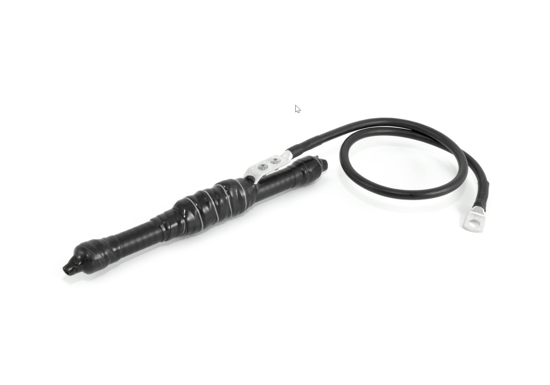 7000_00754436_FIM_01.jpg Zwart elektriciteitskabel met beschermmantel en metalen connector.