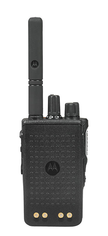 Zwarte radio met antenne bovenop, zichtbaar met knoppen en volumeregeling.