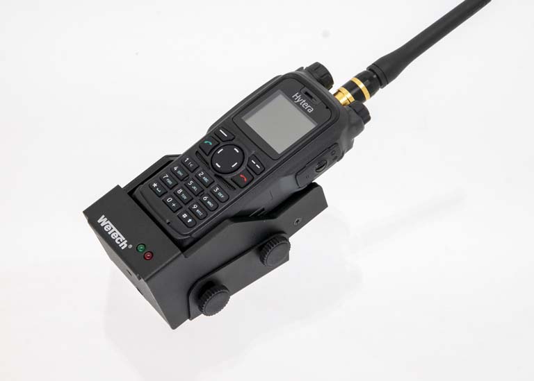 7000_00737700_WEM_01.jpg Zwarte radio op laadstation.