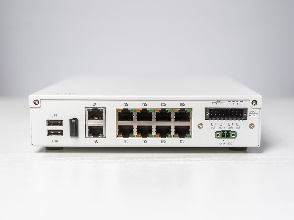 Netwerkapparaat met meerdere Ethernet-poorten en USB-aansluitingen.