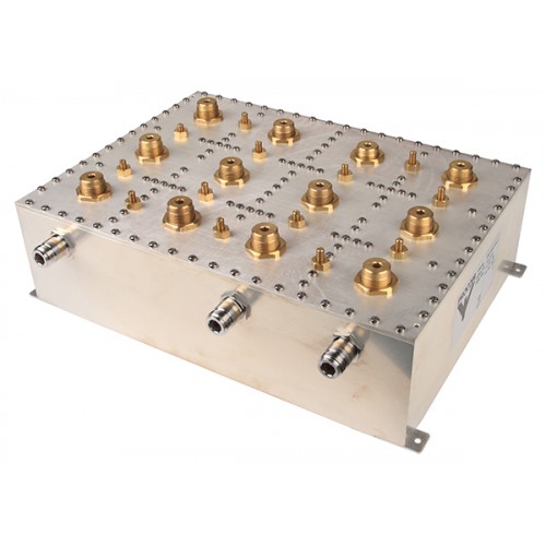 Metalen doos met meerdere gouden connectors bovenop en twee aan de zijkant.