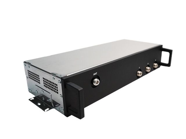 7000_00757618_PRT_02.jpg Een rechthoekig elektronisch apparaat met vier aansluitingen aan de voorkant.