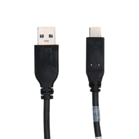 Câble USB-A et USB-C avec connecteurs noirs.