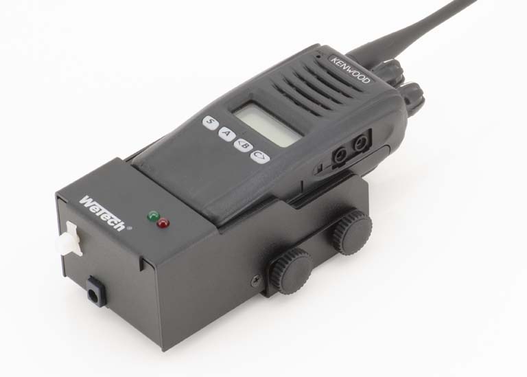 7000-00739800_wem_01.jpg Radio met twee knoppen en drie knoppen aan de zijkant, merk Kenwood.