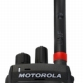 Radio met twee knoppen en een antenne, merk Motorola.