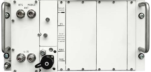 Elektronisch apparaat met aansluitingen en labels op een wit frontpaneel.