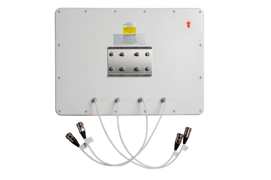 Vue arrière d'une antenne de télécommunication blanche avec plusieurs connexions de câbles.