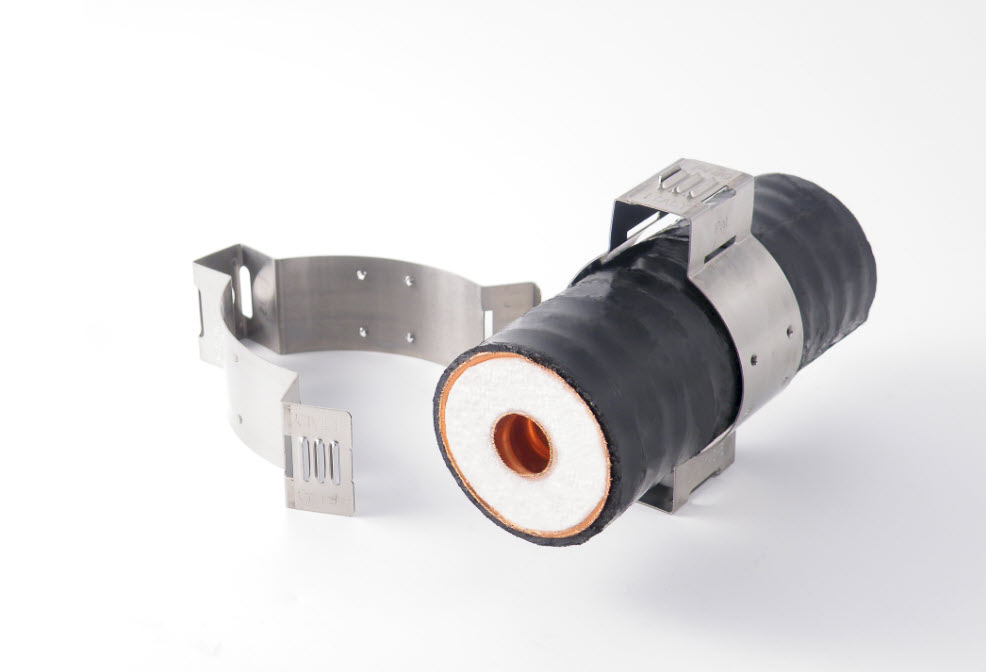 Tube isolé avec collier en métal, extrémité ouverte visible.