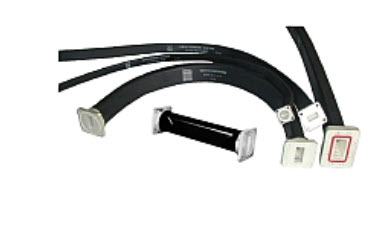 Plusieurs câbles noirs avec connecteurs rectangulaires dans différentes orientations.