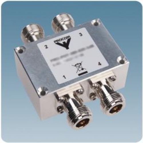 Zilveren elektrische splitter met vier aansluitingen en een etiket bovenop.