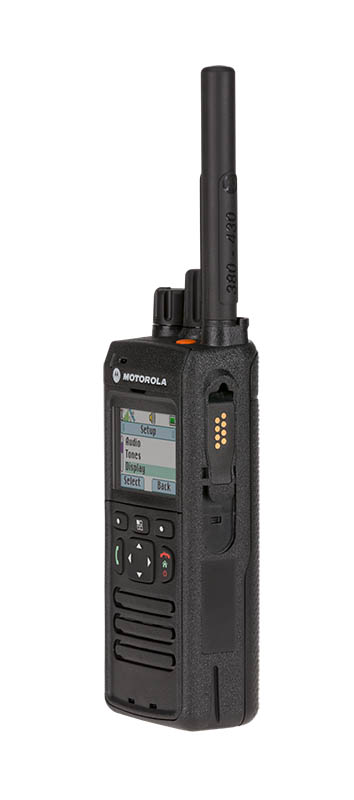 Zwarte draagbare radio met scherm, antenne en knoppen.
