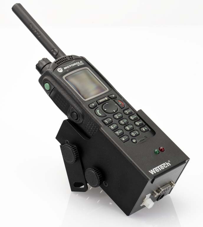 Radioapparaat op standaard met knoppen en antenne.