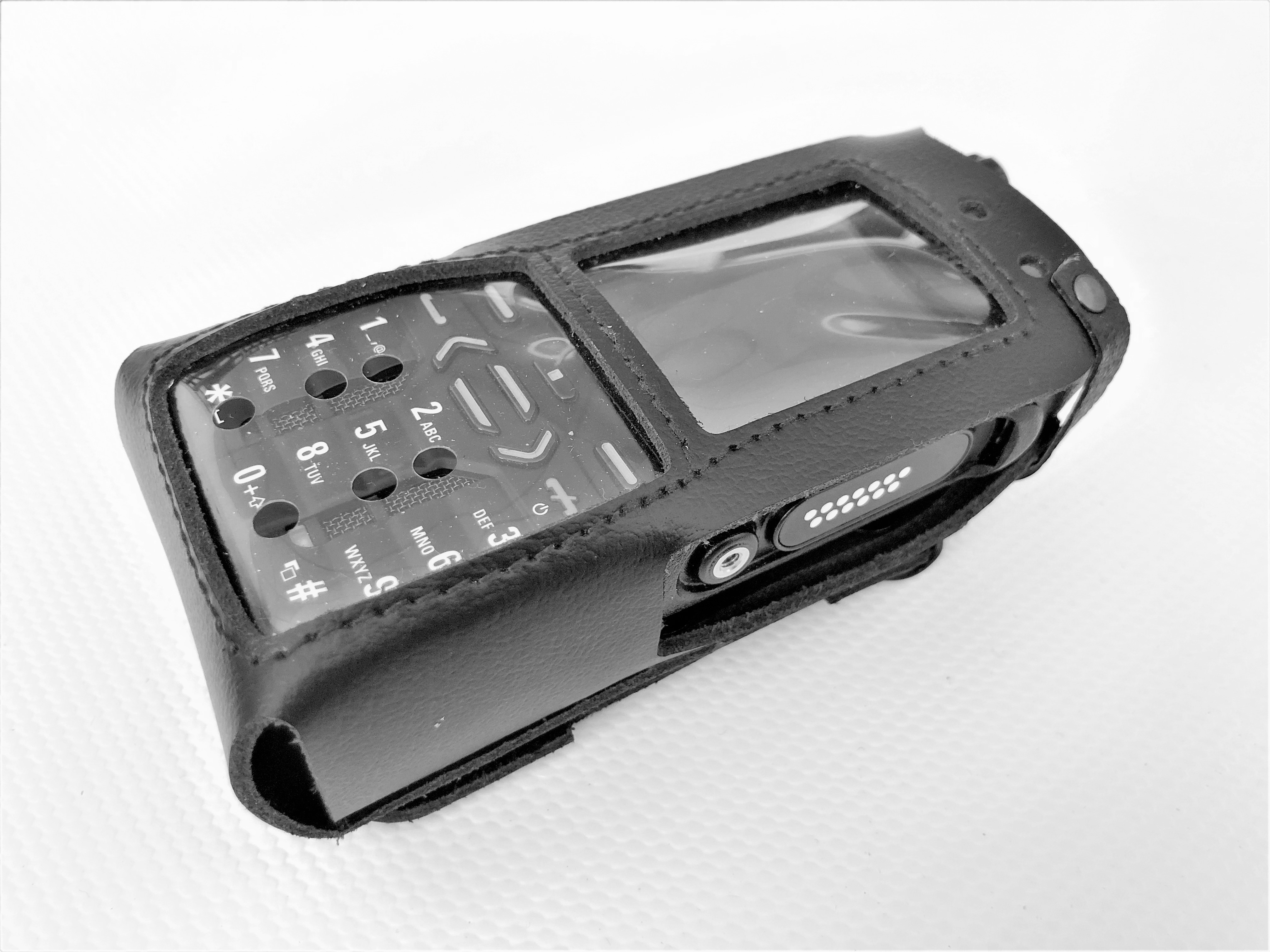 7000-00752988_rub_01.jpg Mobiele toetsenbordtelefoon in zwart leren hoes met schermbedekking.