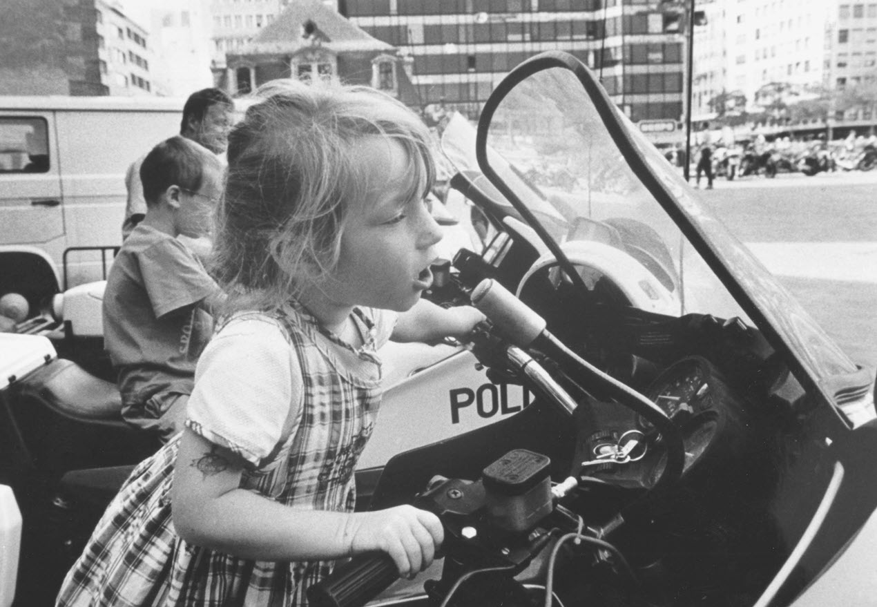 Madchen-auf-Motorrad.jpg