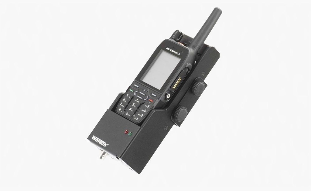 Radio met scherm, knoppen en antenne, bevestigd aan een houder.
