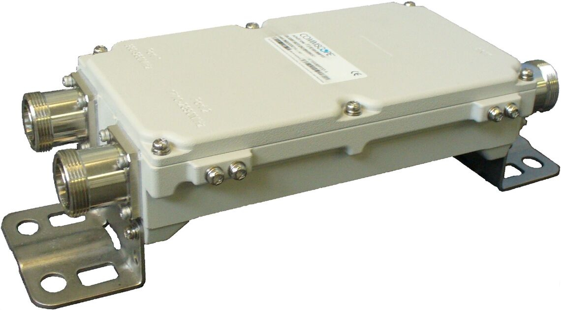 Boîtier métallique avec trois connecteurs, monté sur un support.