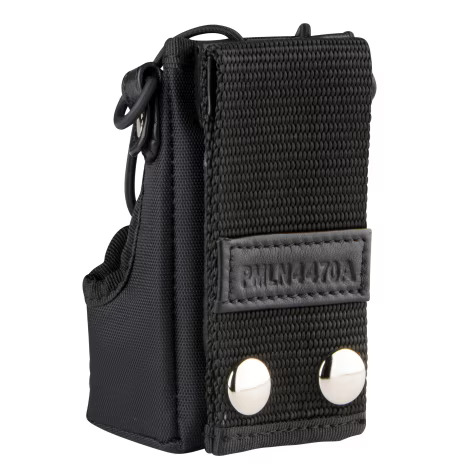 Zwart etui met riemclip, twee drukknoopjes en label RMLN4470A.