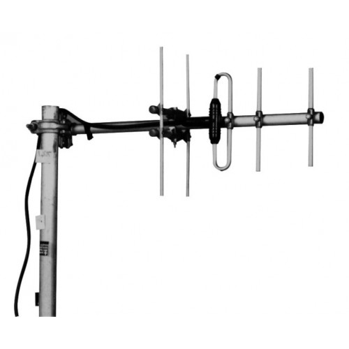 Metalen antenne met meerdere horizontale en verticale staven op een mast.