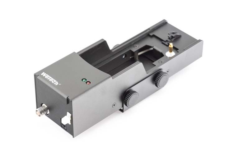 Zwarte metalen houder met rails en knoppen voor technische apparaten.