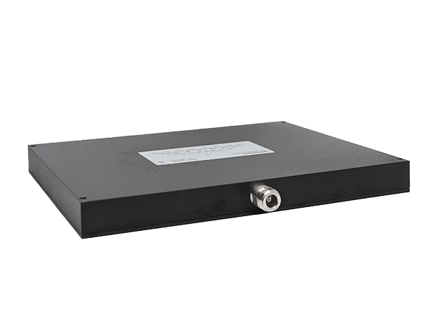 7000_00757819_PRO_01.png Rechthoekige zwarte metalen doos met een coaxiale connector aan een zijde.