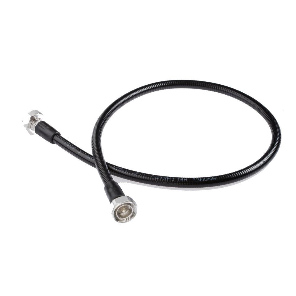 Zwarte coaxkabel met twee metalen connectoren in een cirkel gelegd.