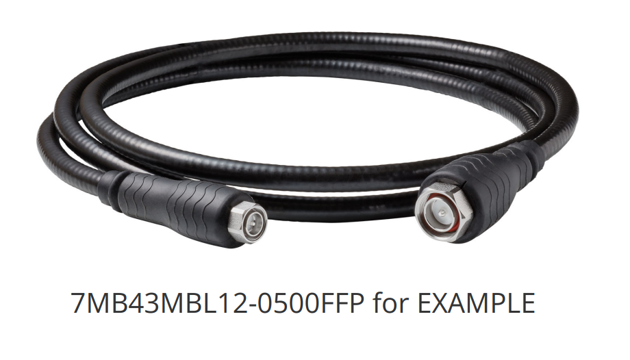Zwart coaxkabel met metalen connectoren aan beide uiteinden.