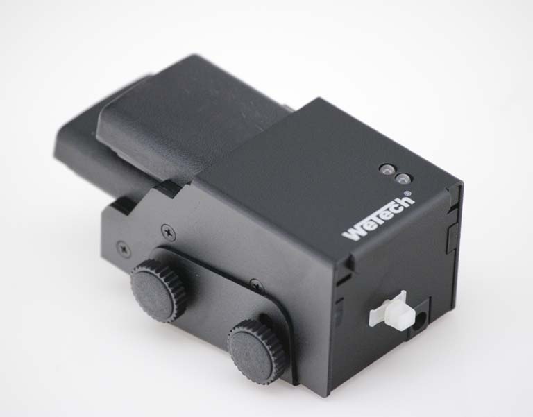 Appareil technique noir avec deux boutons sur le côté.