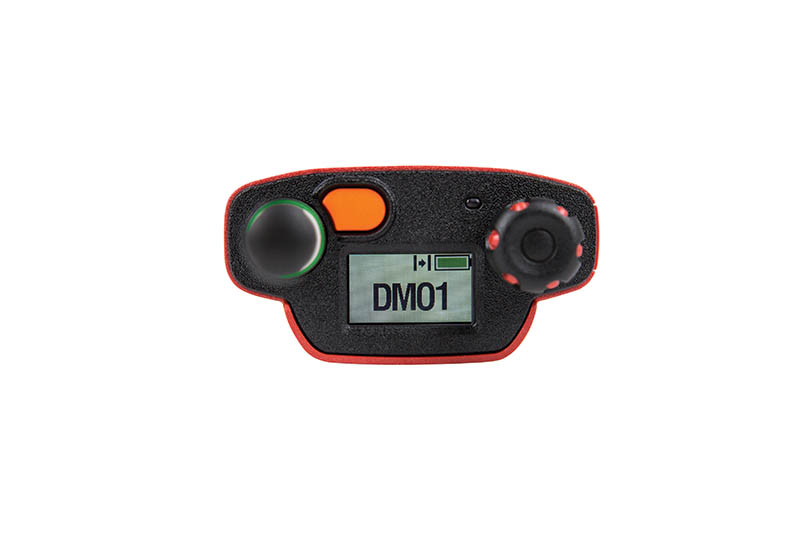 Elektronisch apparaat met scherm 'DM01', knop en twee knoppen.