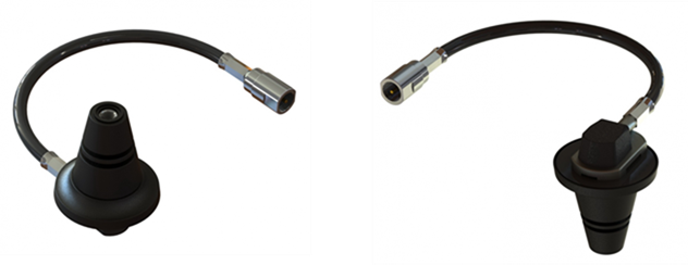 Twee zwarte nozzles met flexibele kabel, adapter en metalen connector.