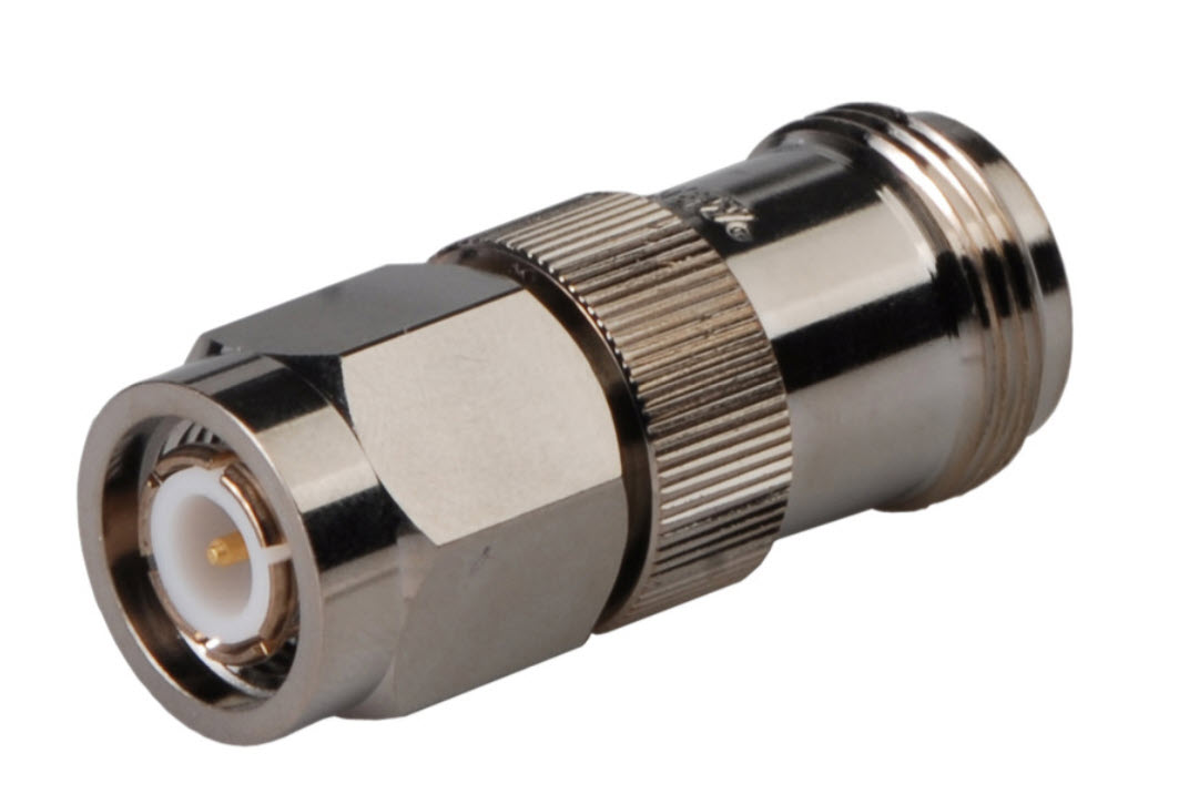 Connecteur RF argenté, fileté, forme cylindrique.