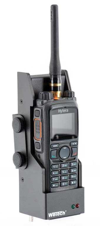 WEM WTC679 passief laadstation voor Hytera PD785 en PD705 radio's Radio in oplaadstation met antenne, toetsenbord en display.
