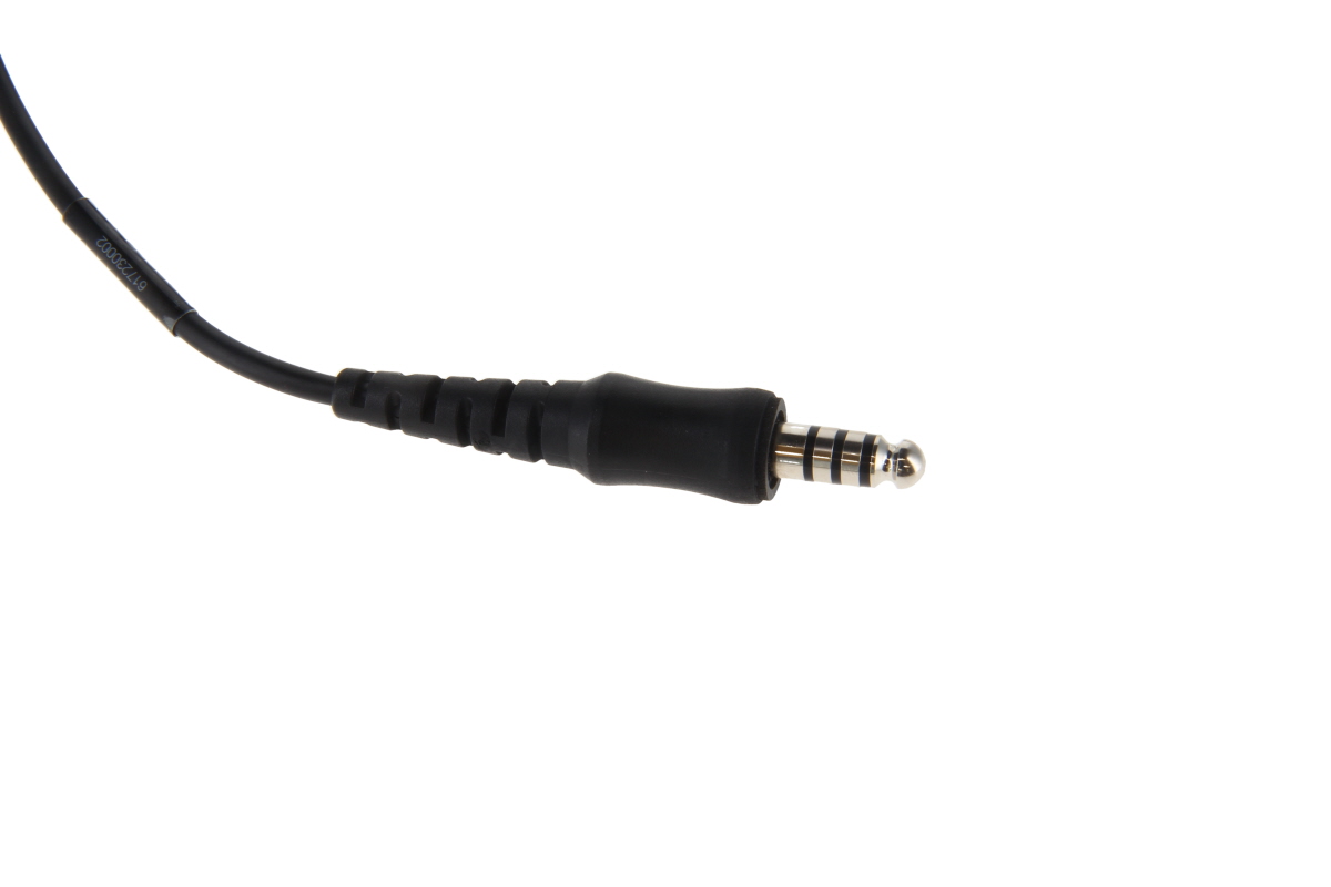 Zwarte audiostekker met drie ringen op witte achtergrond.