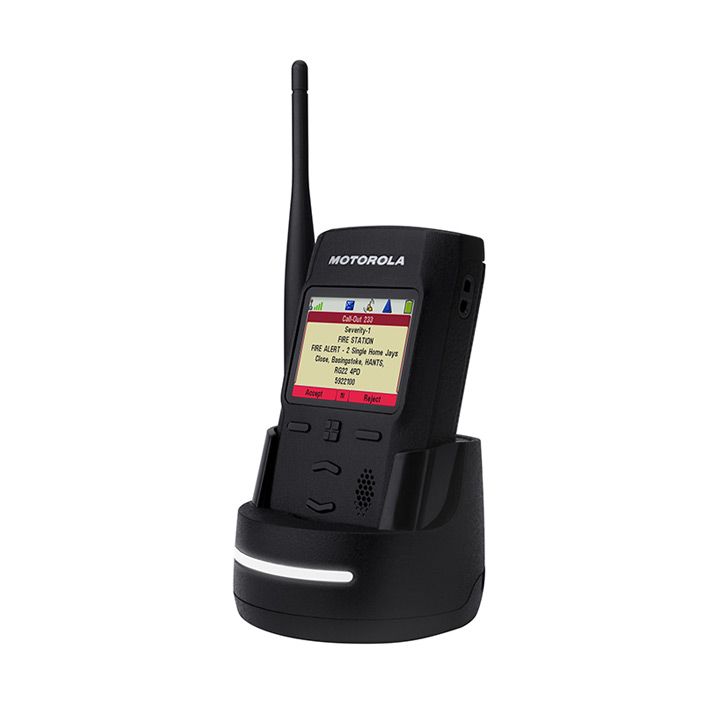 Zwarte draagbare radio in oplaadstation met antenne en scherm.